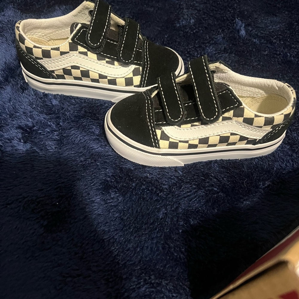 Toddlers boy 6.5 shoes vans
